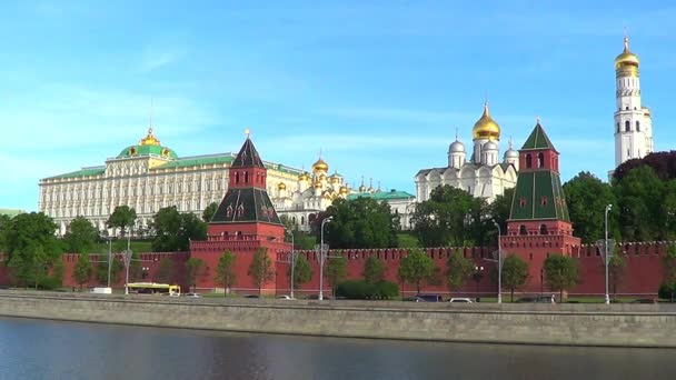 Fortaleza del Kremlin de Moscú con gran palacio del Kremlin y catedrales — Vídeos de Stock