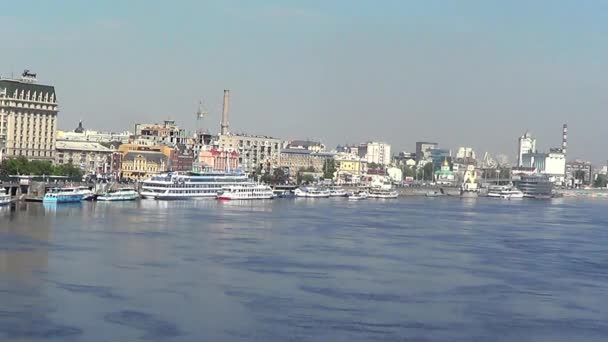 Λιμάνι στον ποταμό Δνείπερος, Κίεβο, Ουκρανία — Αρχείο Βίντεο