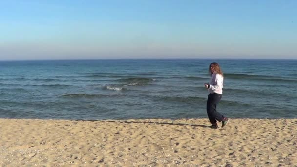 Vrouw actief in de buurt van de zee — Stockvideo