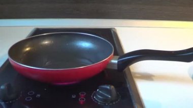 Sahanda yumurta pişirme pan ile hazırlanması