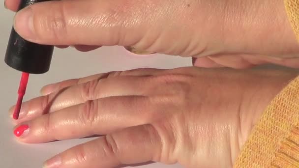 Las manos femeninas que hacen la manicura — Vídeo de stock