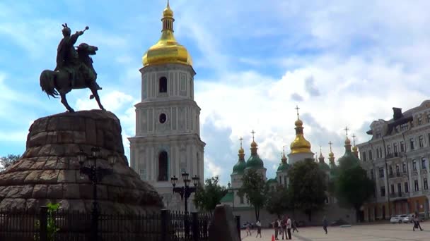 Monumento a Bogdan Khmelnitsky e alla cattedrale di Santa Sofia, Kiev, Ucraina — Video Stock