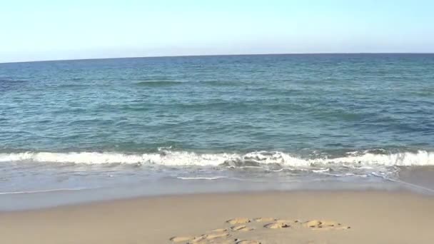 Морской пейзаж с небольшими волнами — стоковое видео