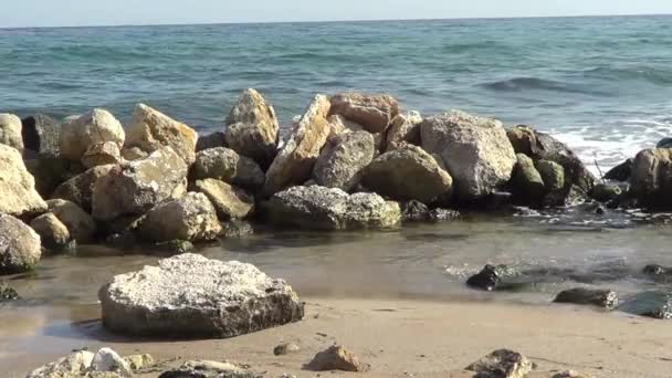 Seascape med stenar — Stockvideo