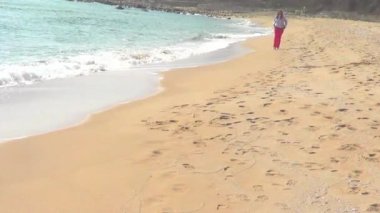 Kumsalda koşan kadın