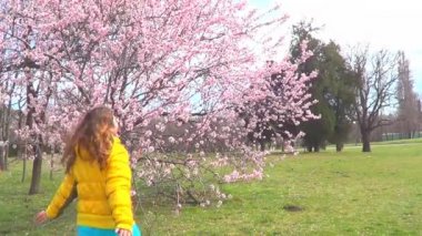 Badem ağacı kadınla