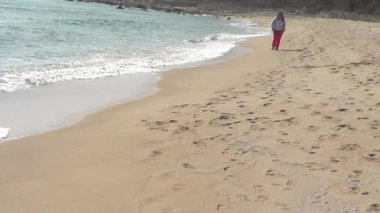 Kumsalda koşan kadın