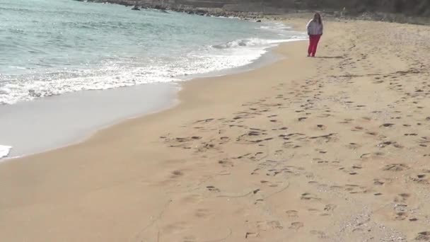 Mujer corriendo en la playa — Vídeo de stock