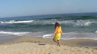 Kumsalda yürüyen kadın