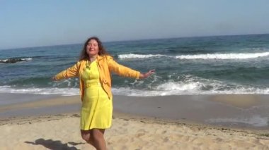 Deniz kumsalda dans kadın