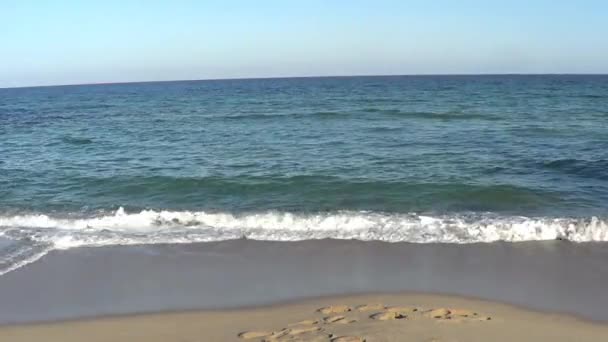 Vrouw die op het strand loopt — Stockvideo