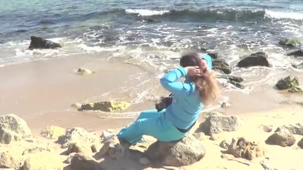 Femme enregistrant la mer — Video