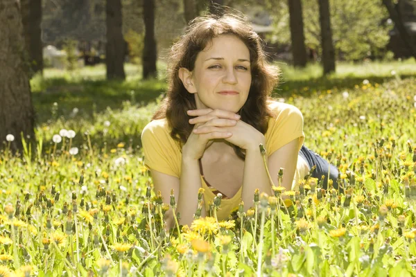 黄色のタンポポを持つ若い女性 — ストック写真