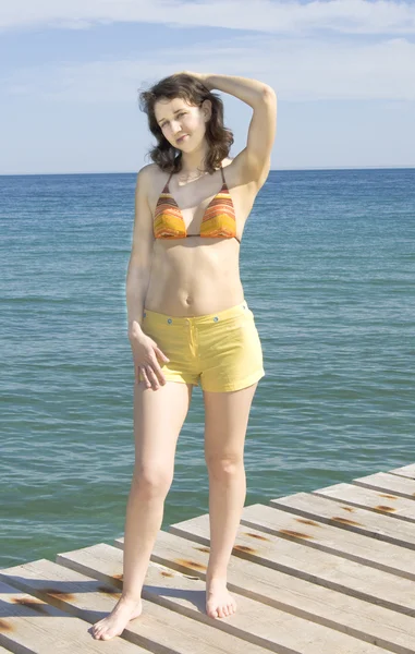 Junge Frau auf See — Stockfoto