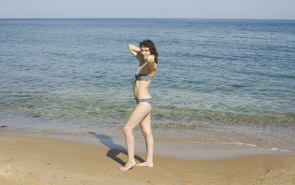 Mujer en la playa —  Fotos de Stock