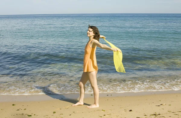 Γυναίκα με κίτρινο κασκόλ στη θάλασσα — Φωτογραφία Αρχείου