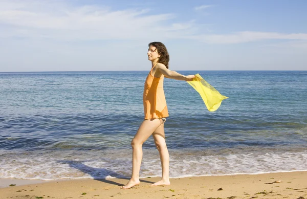 해변에는 노란색 스카프를 가진 여자 — 스톡 사진