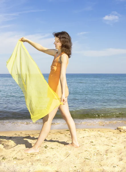 바다에 노란 스카프를 가진 여자 — 스톡 사진