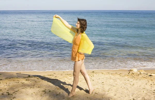 Mujer con bufanda amarilla en el mar —  Fotos de Stock