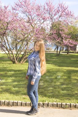 Pembe ağaç ile genç kız