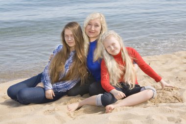 Anne ile kızı deniz plaj