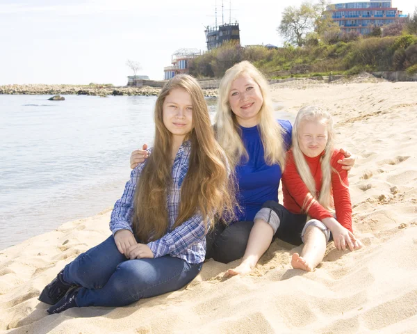 Familie op strand Stockfoto