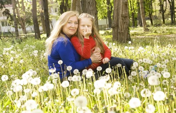 Wanita dengan anak perempuan dengan dandelion — Stok Foto