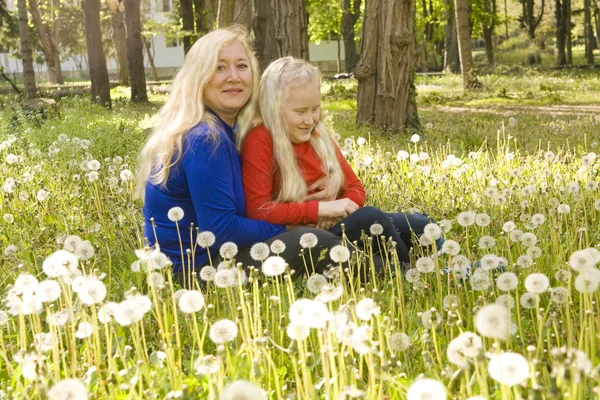 Wanita dengan anak perempuan dengan dandelion — Stok Foto