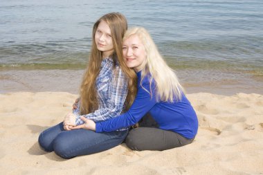 Anne ile kızı plajda