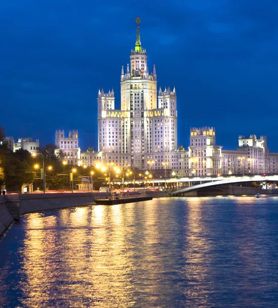 Moskwa, wieżowiec w nocy — Zdjęcie stockowe