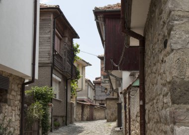 Bulgaristan 'ın Nesabar kentindeki UNESCO Dünya Mirası sahasının Nesebar kentinin eski tarihi merkezindeki evler.