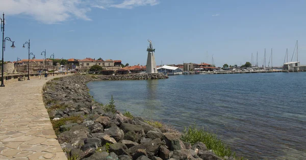 NESEBAR, BULGARIA - 07 DE JUNIO DE 2019: monumento cerca de la entrada del casco antiguo de la ciudad Nesebar, Patrimonio de la Humanidad por la UNESCO. —  Fotos de Stock