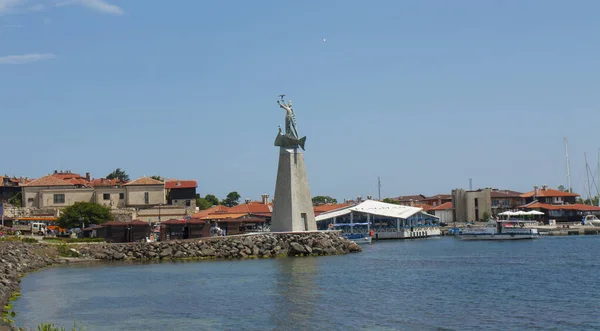 NESEBAR, BULGARIEN - 07. JUNI 2019: Denkmal am Eingang zum historischen Zentrum der Stadt Nessebar, UNESCO-Weltkulturerbe. — Stockfoto