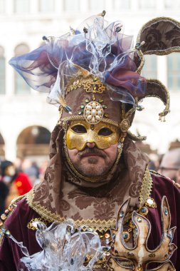 Venedik, İtalya - 16 Şubat 2020: Venedik 'teki karnaval kostümlü ve maskeli adam.