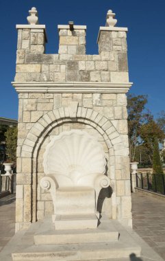 Aziz KONSTANTINE VE HELENA, BULGARIA - 28 Eylül 2019: sahildeki dekoratif kale kulesi, bina kafe bar olarak kullanılır..