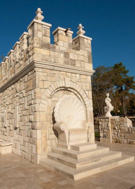 Aziz KONSTANTINE VE HELENA, BULGARIA - 28 Eylül 2019: sahildeki dekoratif kale kulesi, bina kafe bar olarak kullanılır.