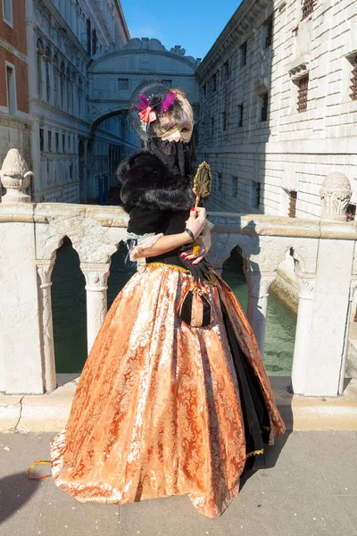 VENICE, ITALY - FEBRAURY 2020：2020年威尼斯狂欢节上穿着狂欢节服装和面具的妇女. — 图库照片