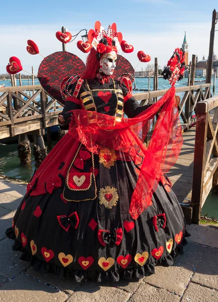 VENICE, ITÁLIE - FEBRAURY 21 2020: žena v karnevalovém kostýmu a masce na karnevalu v Benátkách v roce 2020. — Stock fotografie