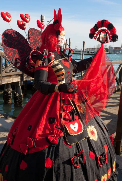 VENEDIG, ITALIEN - FEBRAURY 2020: Menschen in Karnevalskostümen und Masken beim Karneval in Venedig im Jahr 2020. — Stockfoto