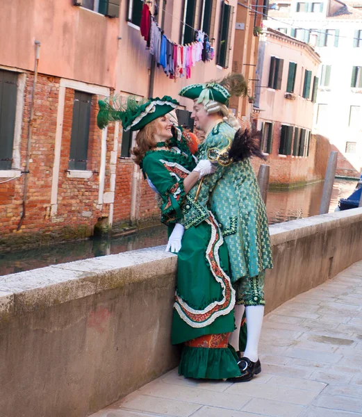 VENECIA, ITALIA - 22 DE FEBRERO DE 2020: pareja en trajes de carnaval en la calle durante el carnaval de Venecia. — Foto de Stock