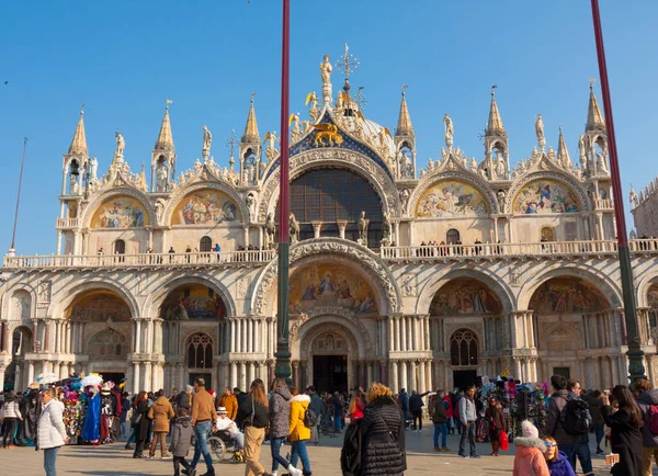 VENECIA, ITALIA - 08 DE FEBRERO DE 2020: Catedral de San Marcos y personas alrededor de la señal de ver. —  Fotos de Stock