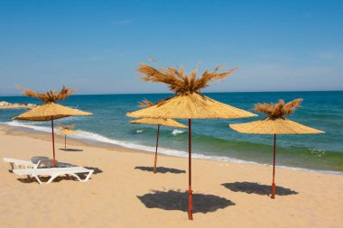 Sahildeki şemsiyeler, St. Constantine ve Helena tatil beldesi, Varna ili, Bulgaristan