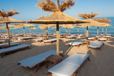 Sahildeki şemsiyeler, St. Constantine ve Helena tatil beldesi, Varna ili, Bulgaristan