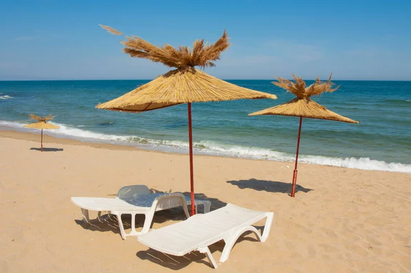 Guarda-chuvas na praia, St. Constantine e Helena resort, província de Varna, Bulgária — Fotografia de Stock