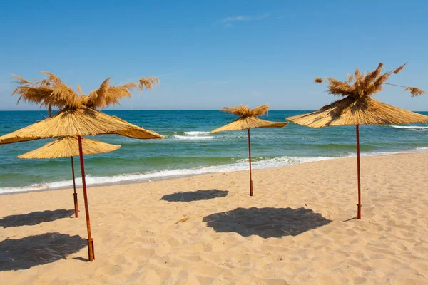 Guarda-chuvas na praia, St. Constantine e Helena resort, província de Varna, Bulgária — Fotografia de Stock