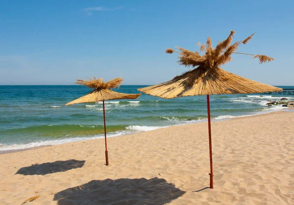 Ombrelloni sulla spiaggia, località di San Costantino ed Elena, provincia di Varna, Bulgaria — Foto Stock