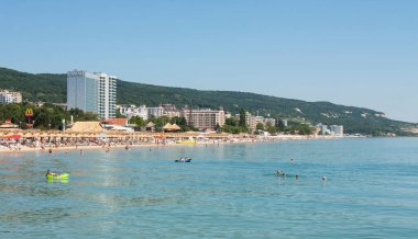 Bulgaristan 'ın Altın Kumlar tatil beldesindeki plajdan manzara.