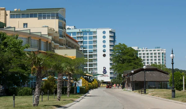 Hotels on sea promenade in Golden Sands resort, Golden Sands, Bulgaria. — Stock Photo, Image