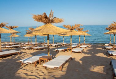 Sahildeki şemsiyeler, St. Constantine ve Helena tatil beldesi, Varna ili, Bulgaristan.