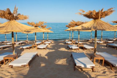 Sahildeki şemsiyeler, St. Constantine ve Helena tatil beldesi, Varna ili, Bulgaristan.